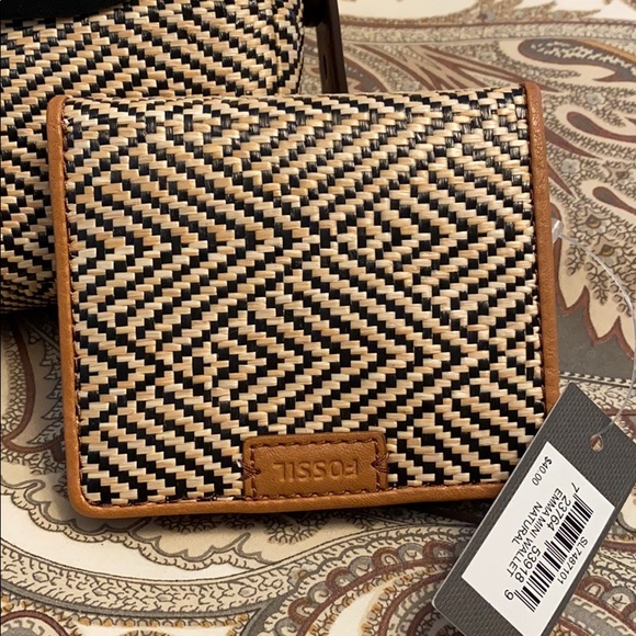 BN Fossil Crossbody Purse with matching wallet - Picture 2 of 6